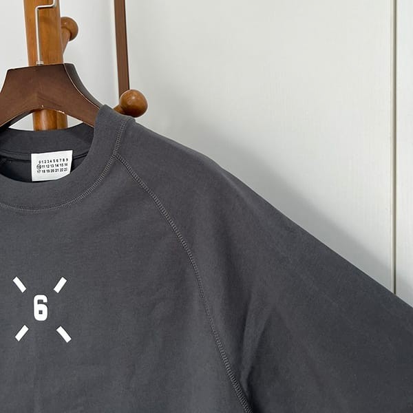 入手困難メゾンマルジェラ ナンバリングロゴマコ Tシャツ パチモン 2色 Mac77589